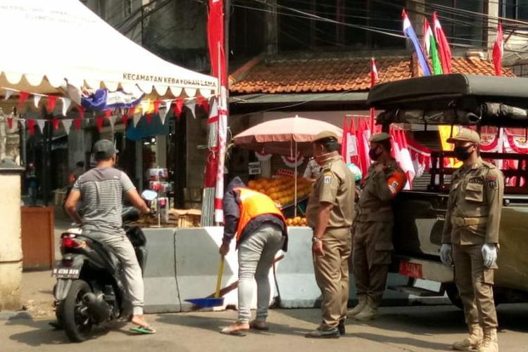 Sebanyak 1.107 pelanggar ditindak Satuan Polisi Pamong Praja Jakarta Selatan. Ribuan warga yang tersebar di 10 Kecamatan itu ditindak karena tidak menggunakan masker saat beraktivitas di luar rumah. 
