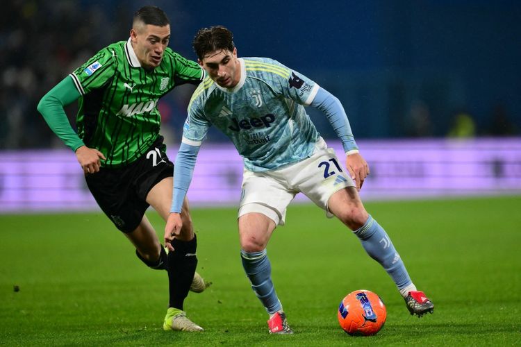 Bek Timnas Indonesia Jay Idzes (kiri) membayangi Fabio Miretti dalam laga Liga Italia 2025-2026 Sassuolo vs Juventus di Stadion Mapei, 6 Januari 2026.