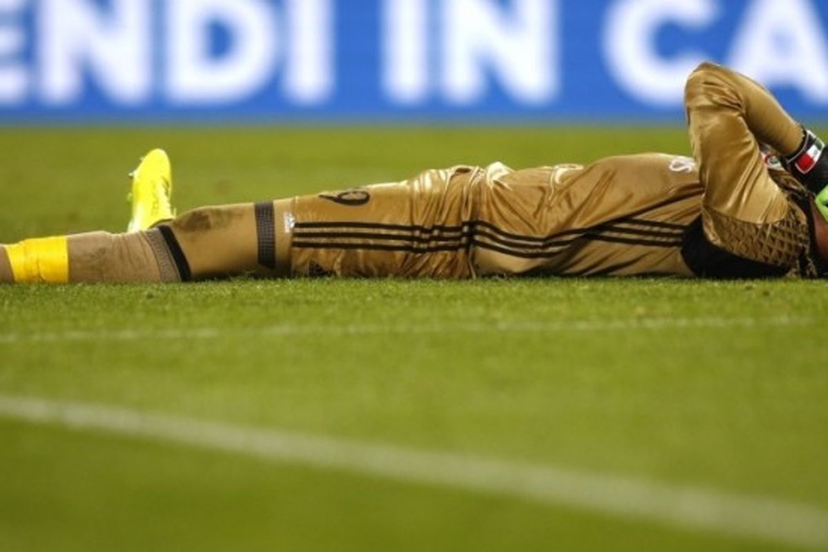 Ekspresi penyesalan kiper AC Milan, Gianluigi Donnarumma, dalam partai Serie A melawan Juventus di Juventus Stadium, Turin, 10 Maret 2017