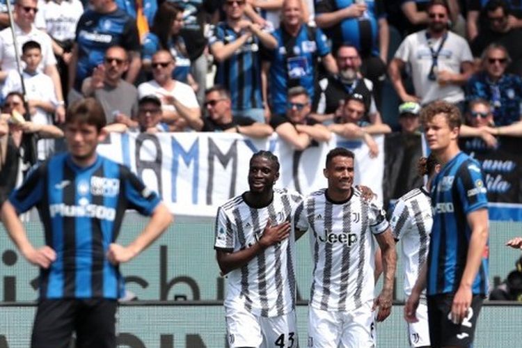 Pemain Juventus, Samuel Iling-Junior (kiri), merayakan gol ke gawang Atalanta dalam laga lanjutan Liga Italia 2022-2023. Laga Atalanta vs Juventus berlangsung di Stadion Gewiss, Bergamo, Italia, pada Minggu (7/5/2023) malam WIB.