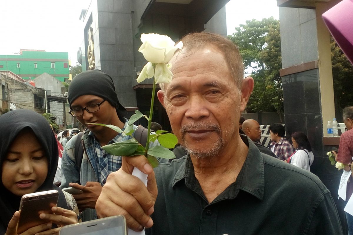 Goenawan Mohammad sambangi Mako Brimob untuk dukung Basuki Tjahaja Purnama (Ahok), Rabu (10/5/2017).