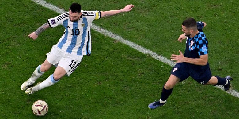 Penyerang Argentina Lionel Messi (kiri) dalam penjagaan gelandang Kroasia Mateo Kovacic pada semifinal Piala Dunia 2022 Qatar antara Argentina vs Kroasia di Stadion Lusail di Lusail, utara Doha pada Rabu 14 Desember 2022 dini hari WIB.