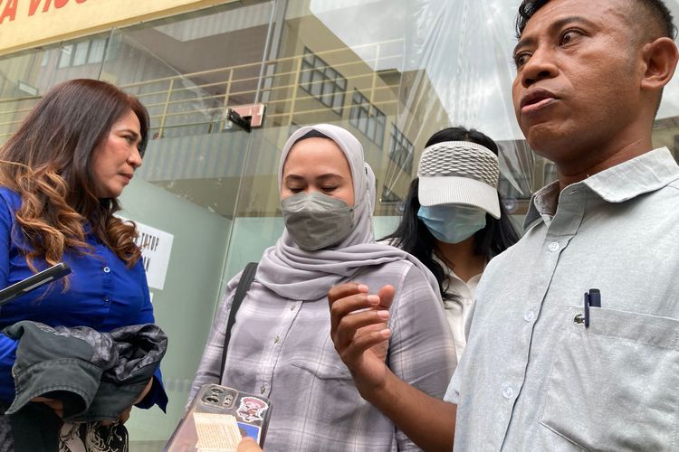 Yansen Ohairat (kanan), kuasa hukum dua staf Universitas Pancasila yang diduga dilecehkan oleh ETH selaku Rektor Universitas Pancasila, menemani para korban yaitu RZ dan D (keduanya menggunakan masker) untuk pemeriksaan psikologis di RS Polri Kramatjati, Jakarta Timur, Selasa (27/2/2024).