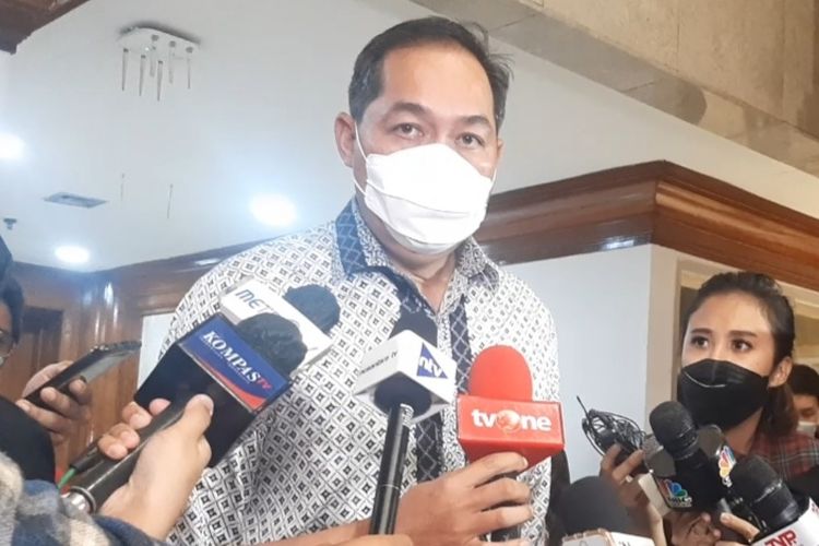 Menteri Perdagangan Muhammad Lutfi memberikan keterangan kepada pers usai mengikuti rapat kerja dengan Komisi VI DPR di Kompleks Parlemen, Jakarta, Kamis (17/3/2022).