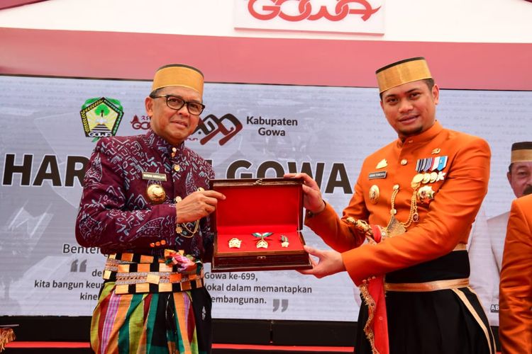 Gubernur Sulawesi Selatan Nurdin Abdullah bersama Bupati Gowa menunjukkan Penghargaan Kepahlawanan kepada I Mangadacinna Daeng Sitaba Karaeng Patinggalloang dalam HUT ke-699 Kabupaten Gowa di Benteng Somba Opu, Minggu (17/11/2019).