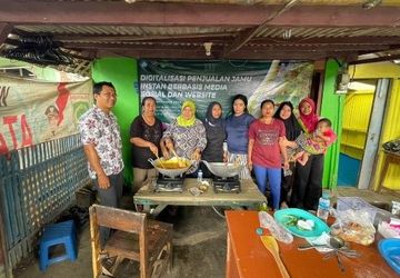 Tim Dosen UMM Ini Bantu Penjual Jamu di Malang 