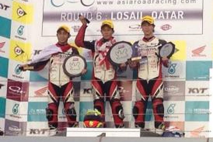 Pembalap tim Honda Indonesia Aditya Pangestu menempati podium di Sirkuit Losail, Doha, Qatar dalam lanjutan Asia Dream Cup, Senin (15/12/2014).
