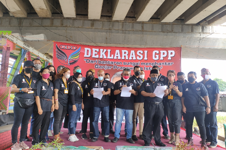 Relawan Ganjar Pranowo Presiden (GPP) mendeklarasikan diri mendukung Gubernur Jawa Tengah Ganjar Pranowo di bantaran Kali Ciliwung, Kalibata, Jakarta Selatan, Rabu (10/11/2021).