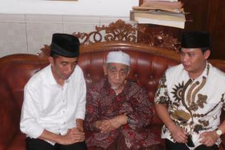 Bakal calon presiden dari PDI Perjuangan, Joko Widodo (kiri), dan Wakil Sekjen PDI Perjuangan Ahmad Basarah (kanan) menemui Ketua Majelis Syariah PPP Maimun Zubair di Pondok Pesantren Al Anwar, Rembang, Jawa Tengah, Minggu (4/5/2014).