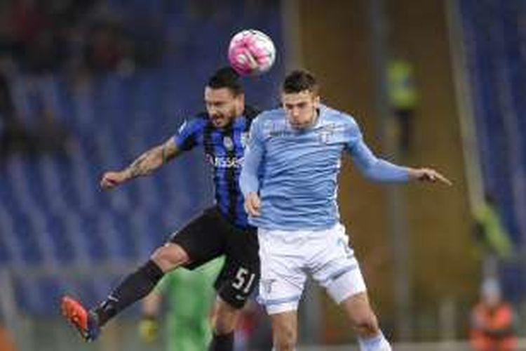 Bek Lazio, Wesley Hoedt (kanan), berduel udara dengan penyerang Atalanta, Mauricio Pinilla, pada laga lanjutan Serie A di Stadion Olimpico, Minggu (13/3/3016) waktu setempat.