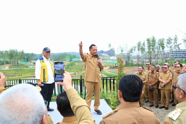 Menteri Dalam Negeri (Mendagri) Muhammad Tito Karnavian saat meninjau infrastruktur embung di IKN bersama seluruh kepala daerah se-Indonesia, di Kabupaten Penajam Paser Utara, Provinsi Kalimantan Timur (Kaltim), Selasa (13/8/2024). 
