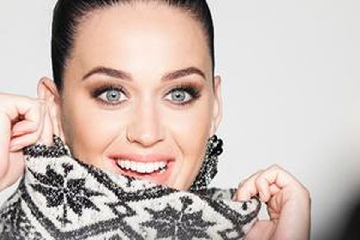 Foto terbaru Katy Perry yang mengenakan busana hangat Fair Isle koleksi H&M.
