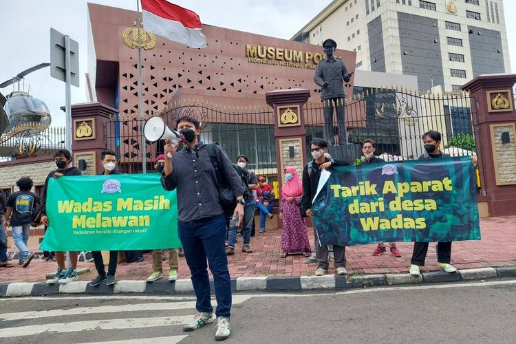 Sejumlah warga dan kelompok solidaritas wadas menggelar aksi unjuk rasa di depan Mabes Polri 