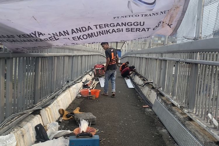 Kabel Semrawut di JPO MT Haryono Mulai Dirapikan