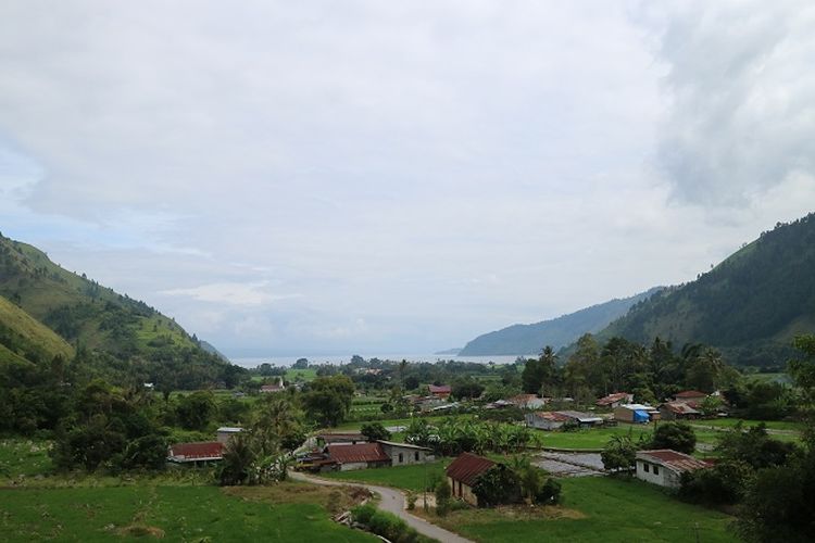Pemandangan Danau Toba dari Tombak Sulu-sulu