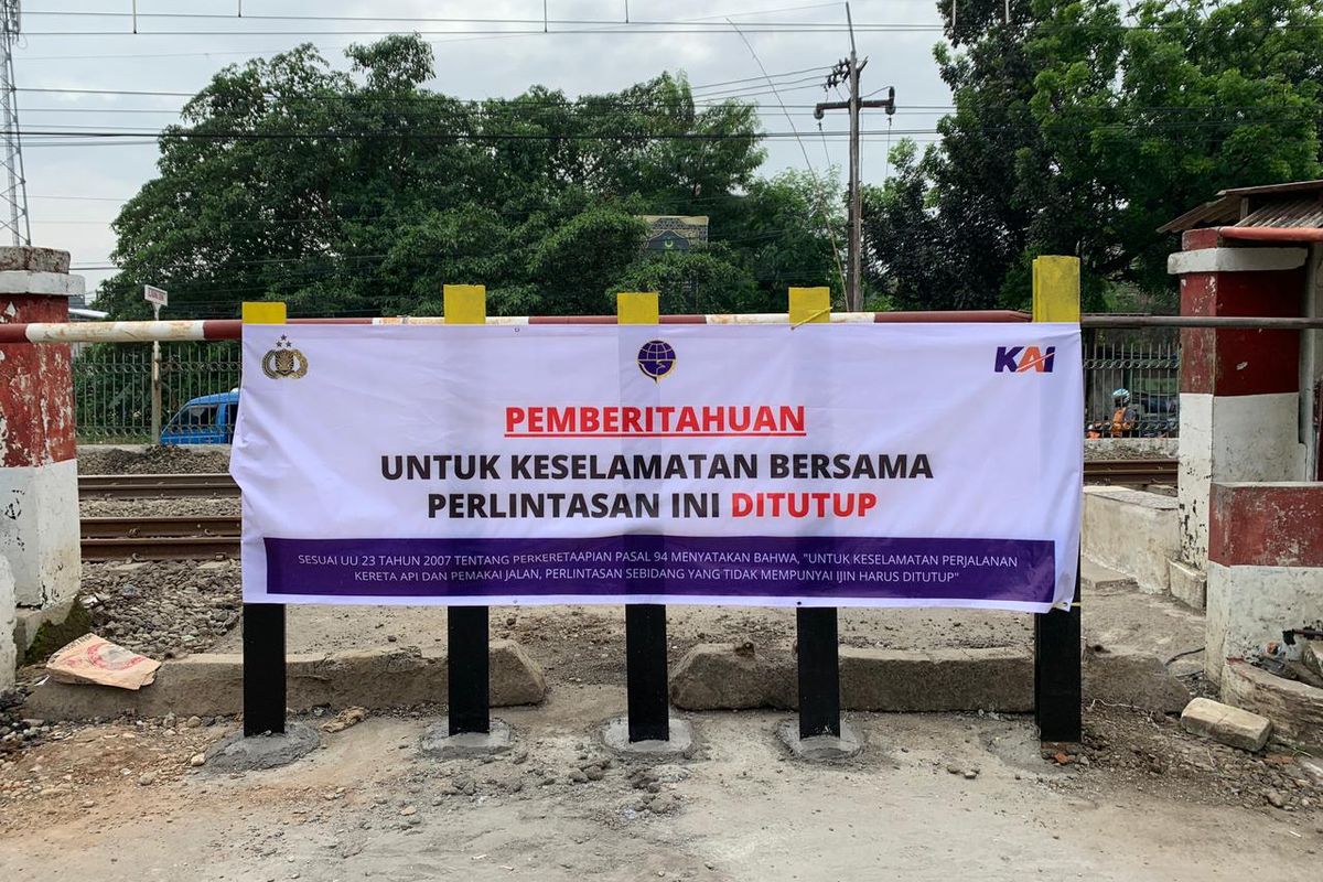 Perlintasan sebidang kereta api di Jalan Raya Rawa Geni, Cipayung, Depok, ditutup permanen.