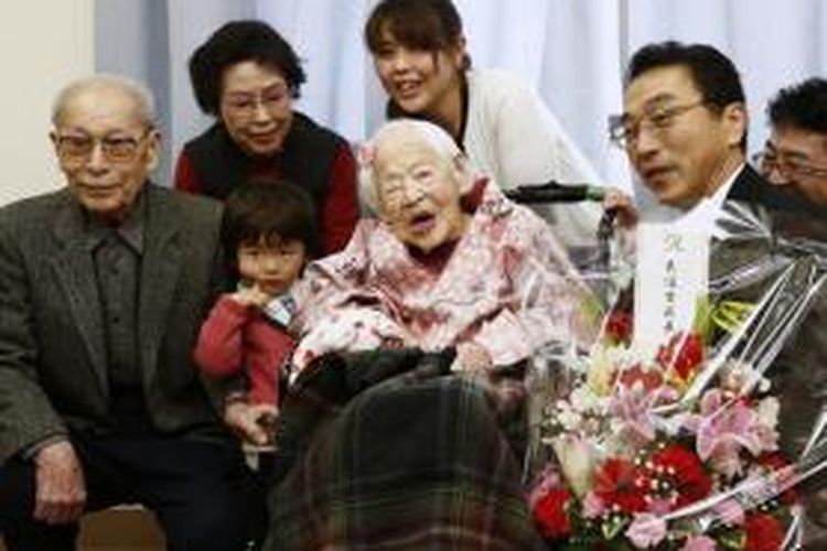 Misao Okawa (tengah), orang tertua di dunia, dalam foto tanggal 4 Maret 2015 bersama keluarga di panti jompo di Osaka.