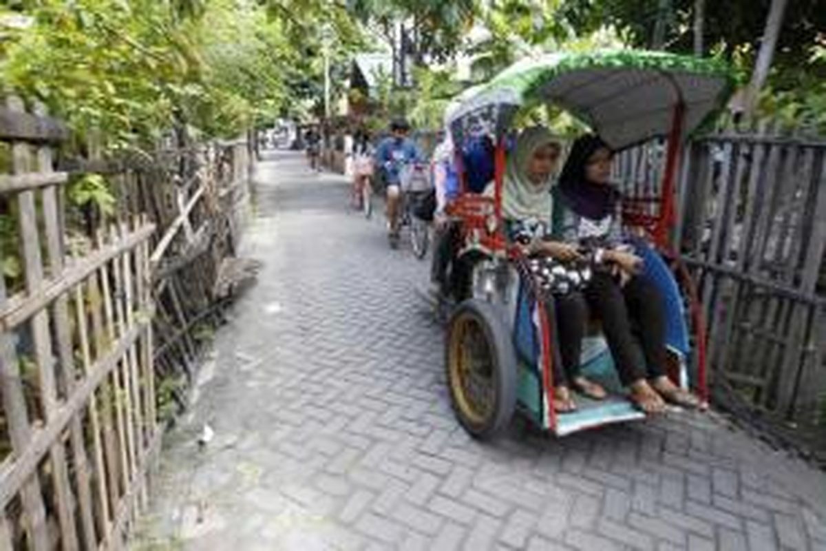 Wisatawan menggunakan jasa becak motor dan sepeda sewaan di Pulau Tidung, Kepulauan Seribu. KOMPAS IMAGES/FIKRIA HIDAYAT