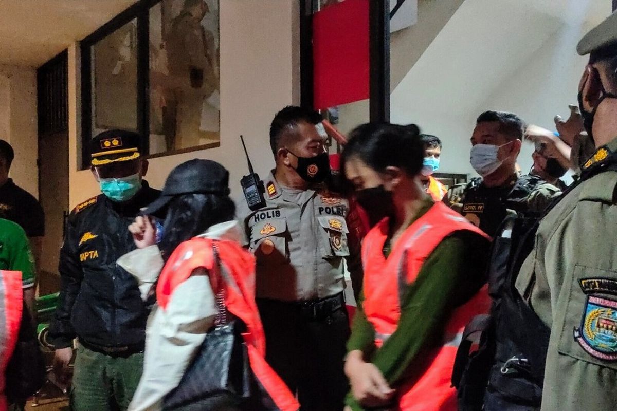 Satpol PP Tangerang Selatan menjaring puluhan orang dalam razia hotel di kawasan Serpong, Tangerang Selatan, Jumat (27/3/2021).