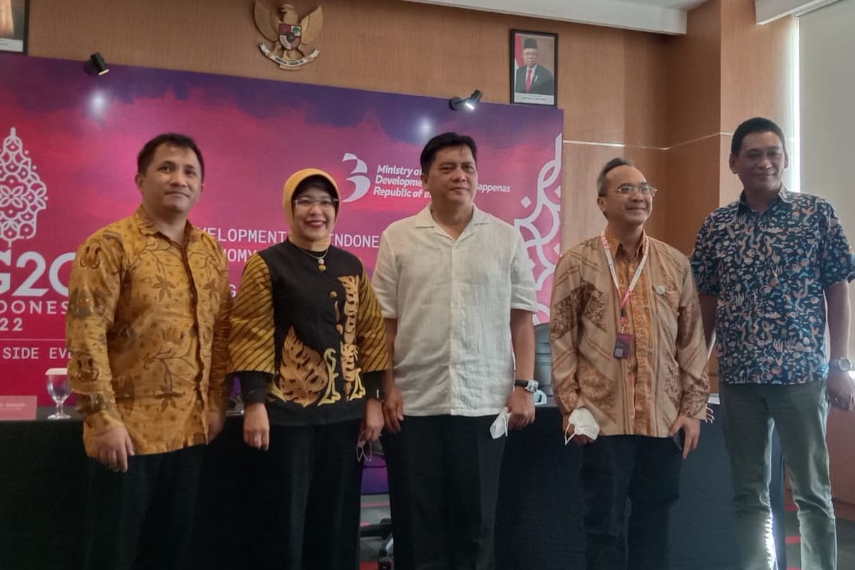 Keterangan foto: Amalia Adininggar Widyasanti, Deputi Bidang Ekonomi Kementerian PPN/Bappenas, Gita Amperiawan, CEO PT Dirgantara Indonesia, Bustar Maitar, CEO ECONUSA Foundation berfoto bersama usai memberikan media briefing di Belitung, Selasa (6/9/2022).