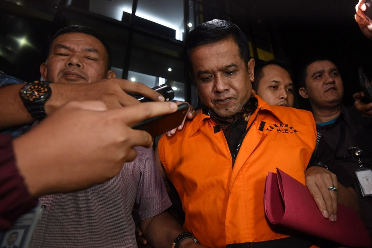 Bupati Nganjuk yang terjaring operasi tangkap tangan (OTT) KPK Taufiqurrahman (kanan) mengenakan rompi tahanan usai menjalani pemeriksaan di Jakarta, Kamis (26/10/2017). KPK menetapkan lima orang tersangka serta menyita barang bukti uang sebesar Rp 298 juta yang diduga sebagai uang suap jual beli jabatan di Kabupaten Nganjuk.