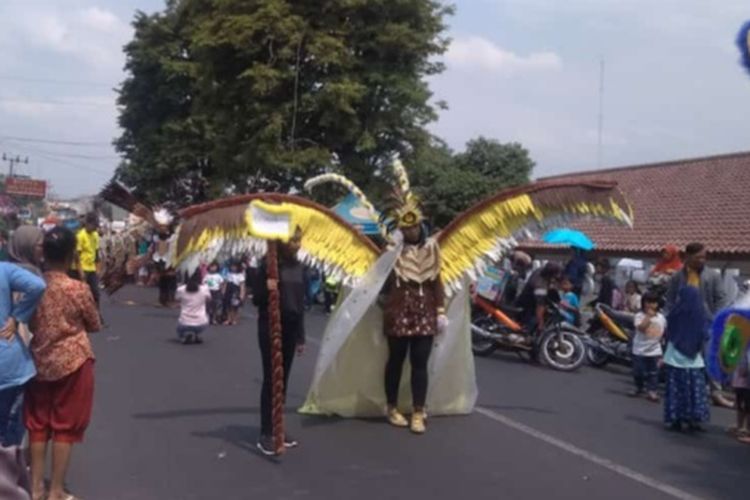 Mahasiswa baru UKSW yang mengikuti karnaval bertema local heroes mendapat sambutan meriah dari masyarakat