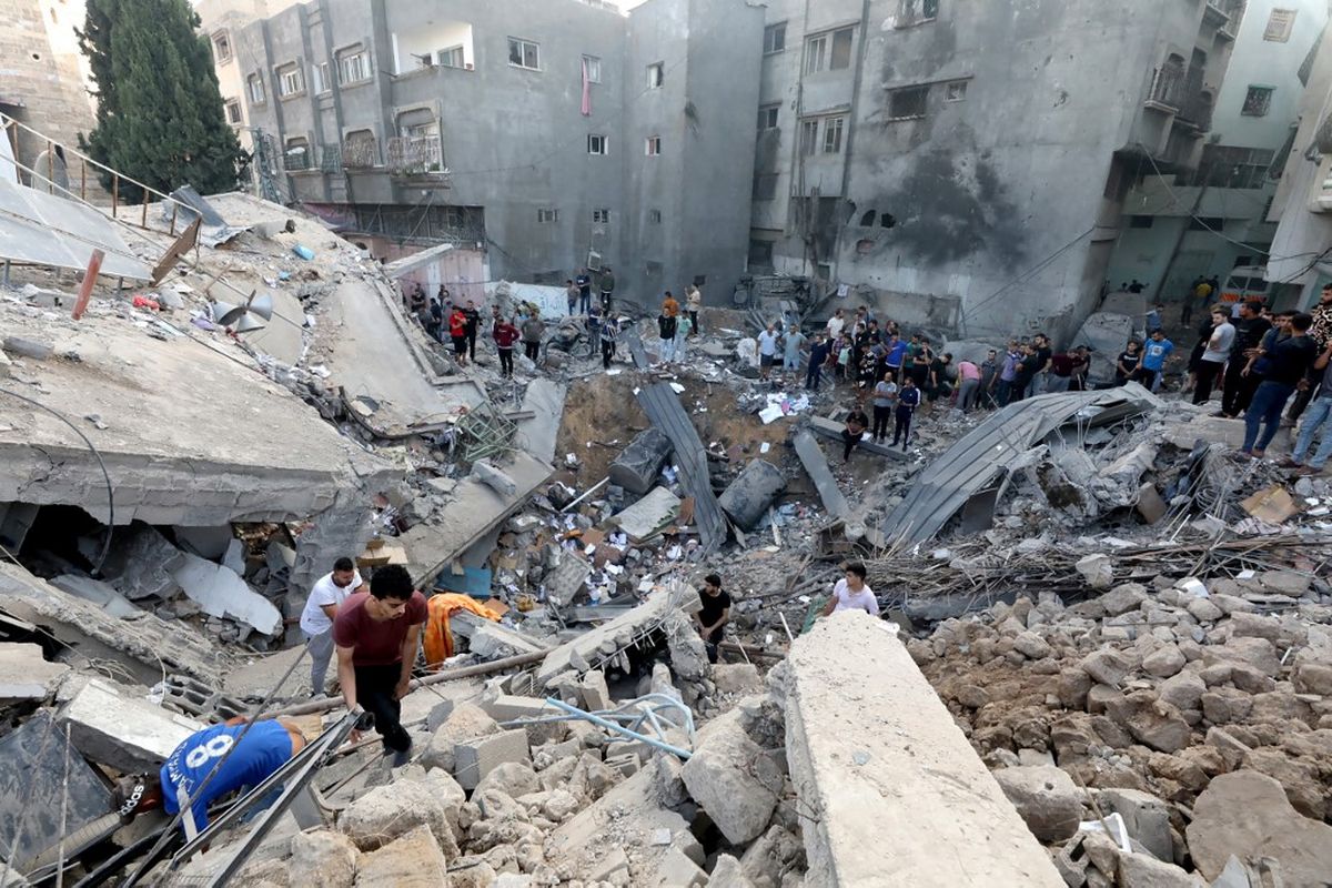Update perang Israel-Hamas. Warga Palestina menyusuri puing-puing Gereja Ortodoks Yunani Saint Porphyrius yang hancur. Gereja tertua di Gaza ini rusak dalam serangan pada 20 Oktober 2023.