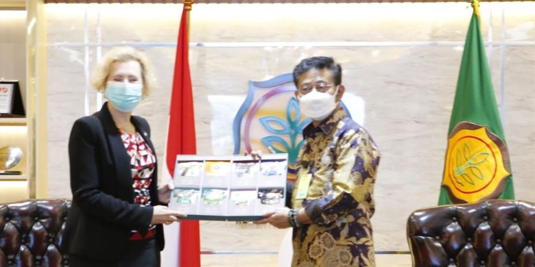 Indonesia's Agriculture Minister Syahrul Yasin Limpo (right) receives in audience Russia's Ambassador to Indonesia Lyudmila Georgievna Vorobieva (left) at the Ministry of Agriculture building in Jakarta.