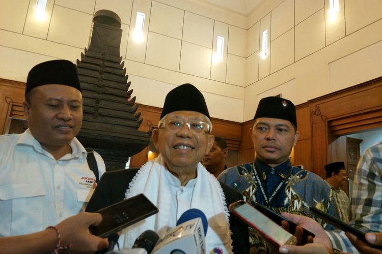 Calon wakil presiden nonke urut 01 Maruf Amin ketika tiba di Bandara Juanda, Sidoarjo, Senin (1/4/2019). 