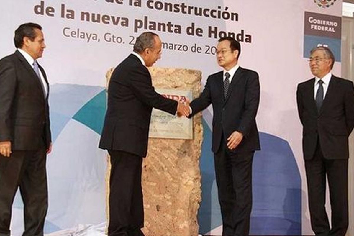 Presiden Meksiko, Felipe Calderon (kanan) sedang berjabat tangan dengan Honda CEO, Takanobu Ito (kiri)