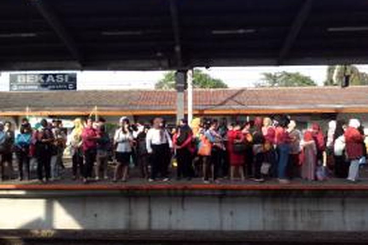 Para calon penumpang kereta api di Stasiun Bekasi, Kota Bekasi, Jawa Barat, Kamis (7/8/2014).
