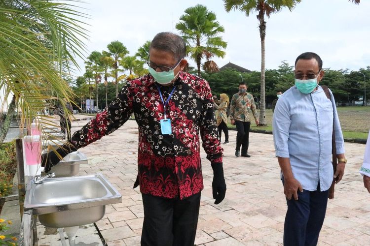 Gubernur Kalbar Sutarmidji mengecek kesiapan Masjid Raya Mujahidin gelar shalat Jumat (5/6/2020).