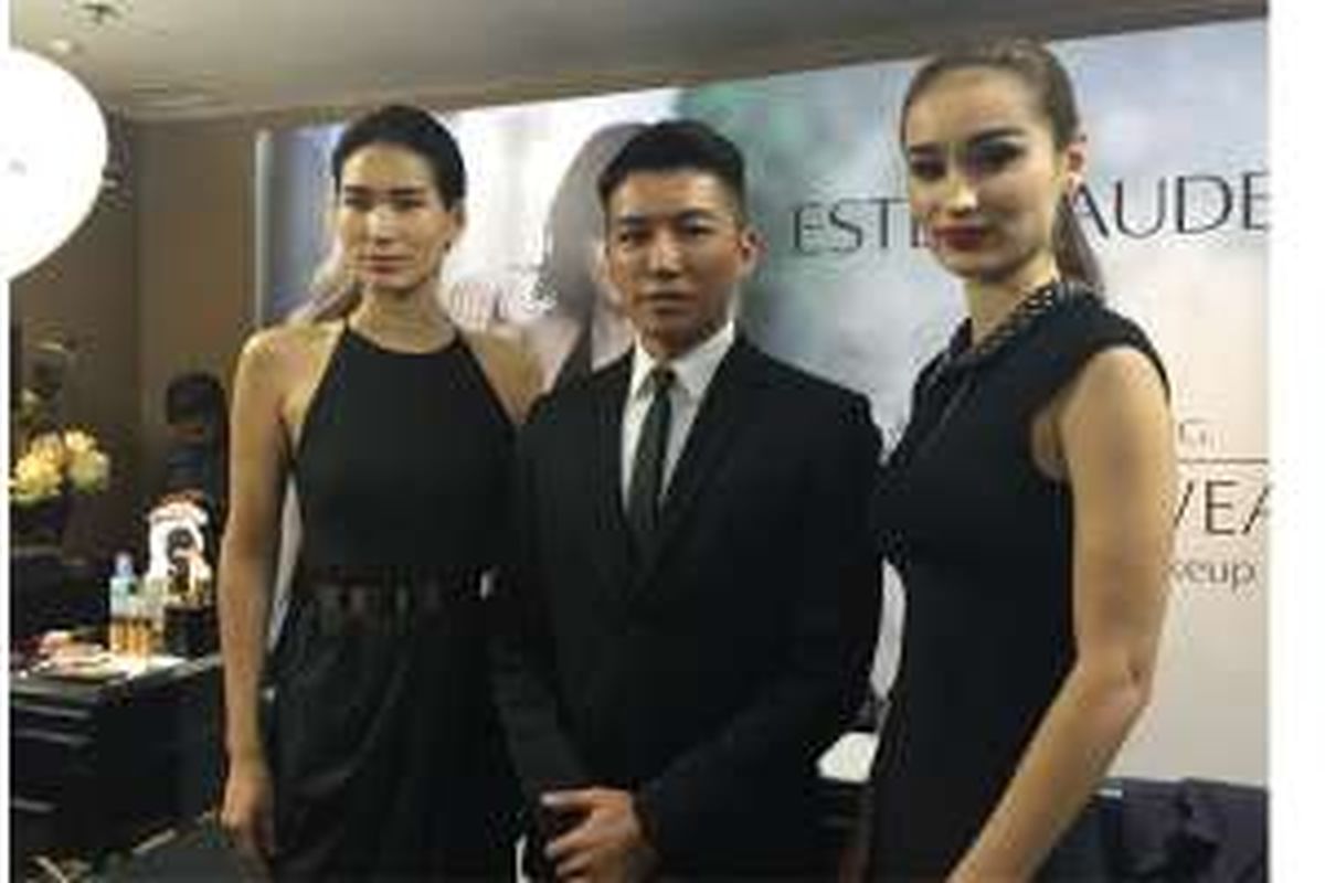 Justin Lien bersama kedua model yang dirias dengan gaya Korea dan Hollywood