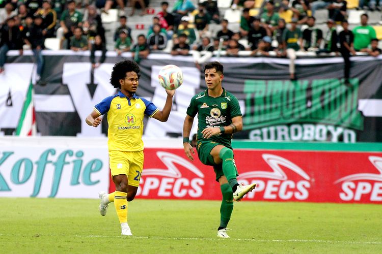 Pemain asing Persebaya Surabaya Bruno Moreira berebut bola dengan pemain Barito Putera Bagus Kaffa saat pertandingan pekan ke-2 Liga 1 2023-2024 yang berakhir dengan skor 1-1 di Stadion Gelora Bung Tomo Surabaya, Sabtu (8/7/2023) sore WIB.