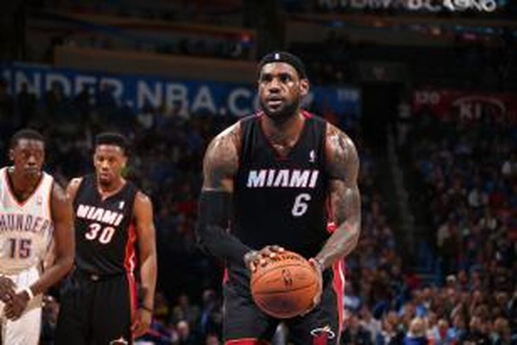 Pebasket Miami Heat LeBron James bersiap melakukan tembakan bebas saat timnya bertemu Oklahoma City Thunder di Chesapeake Energy Arena, Kamis (20/2/2014).