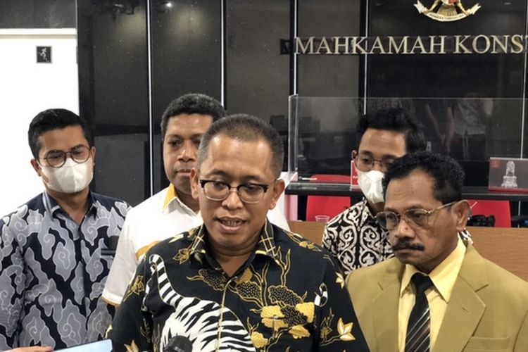 Kuasa hukum tiga kader Golkar, Heru Widodo, dan Wasekjen Partai Golkar Derek Loupatty di Gedung Mahkamah Konstitusi (MK), Gambir, Jakarta, Jumat (13/1/2023). Tiga kader Golkar mengajukan diri sebagai pihak terkait soal gugatan uji materi UU Pemilu yang mempersoalkan sistem pemilu proporsional terbuka. 