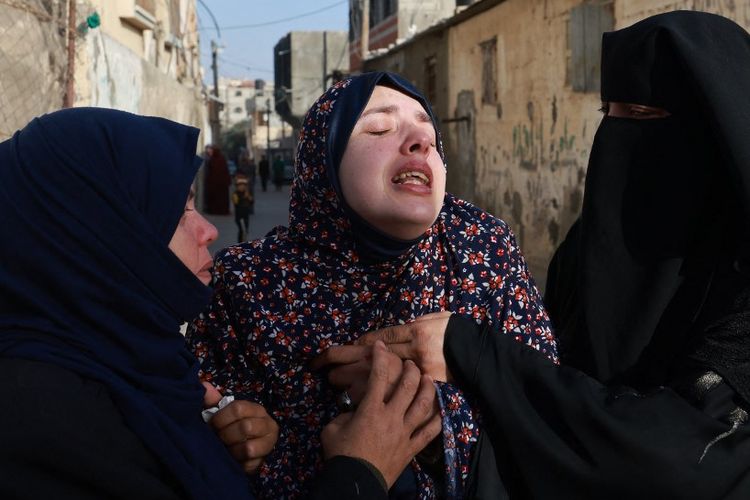 Rania Abu Anza (tengah) ibu dari bayi kembar Naeem dan Wissam, yang terbunuh dalam serangan udara Israel semalam, meratapi kematian mereka menjelang pemakaman mereka di Rafah di Jalur Gaza selatan pada tanggal 3 Maret 2024, saat konflik antara Israel dan kelompok militan Palestina, Hamas, terus berlanjut.