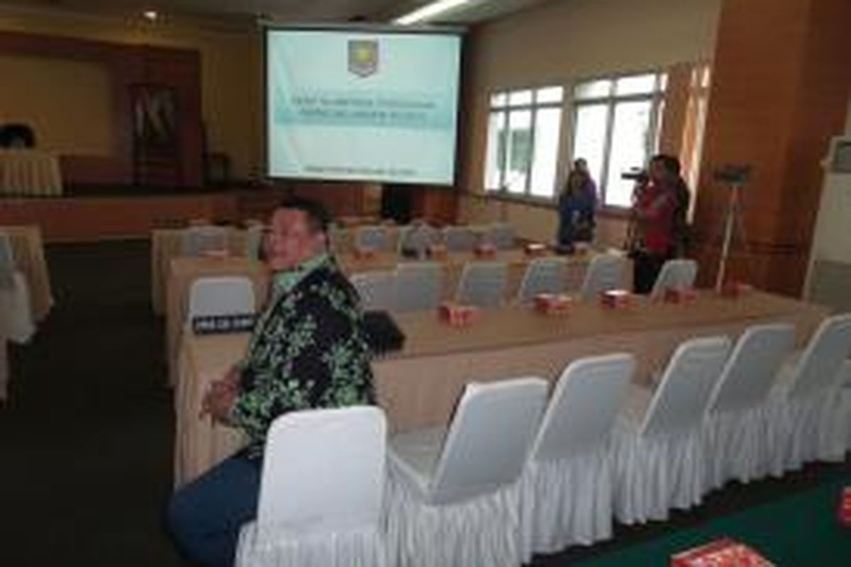 Ketua Fraksi Nasdem DPRD DKI Jakarta Bestari Barus duduk sendirian di barisan kursi untuk DPRD, sebelum dimulainya rapat klarifikasi pengesahan rancangan anggaran pendapatan dan belanja daerah (RAPBD) 2015, di Kantor Kemendagri, Kamis (2/4/2015) pagi