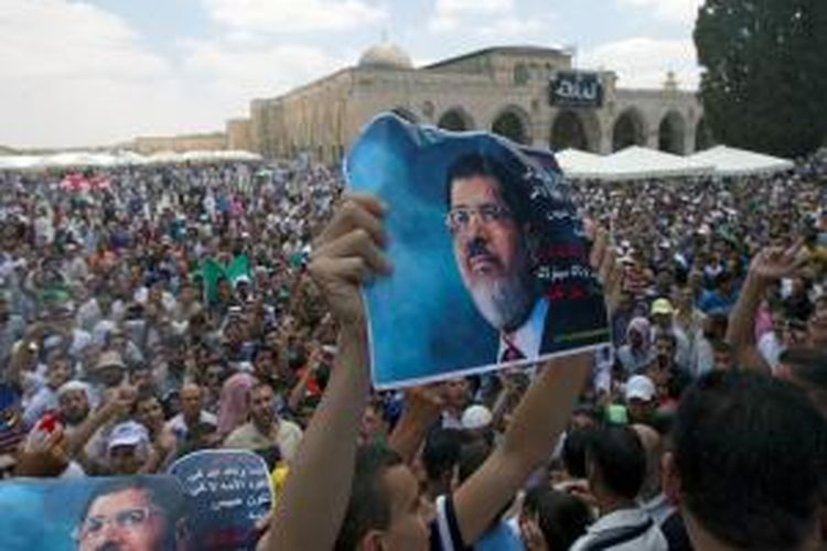 Puluhan ribu pendukung Muhammad Mursi memenuhi jalanan kota Kairo menuntut agar militer mengembalikan jabatan presiden kepada tokoh Ikhwanul Muslimin yang digulingkan pada 3 Juli lalu itu.
