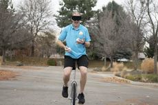 Pria Ini Kendarai Sepeda Listrik Sambil Juggling demi Pecahkan Rekor Dunia