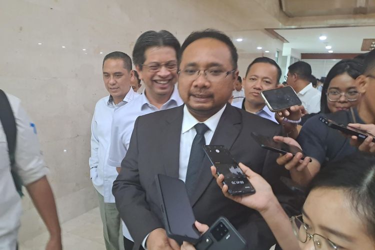Menteri Agama (Menag) Yaqut Cholil Qoumas saat ditemui di Gedung DPR, Senayan, Jakarta, Senin (27/11/2023). 
