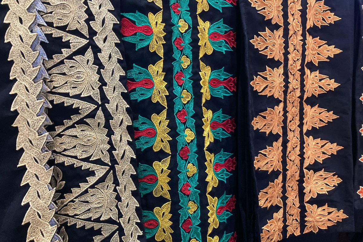 Produk bermotif khas Aceh Selatan yang dipamerkan di Aceh Muslim Fashion Festival (AMFF) di Sarinah Mall, Jakarta, Sabtu (25/5/2024).