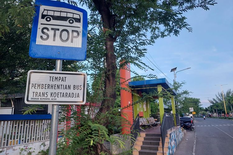 Halte pemberhentian transportasi umum bus gratis di Aceh, Trans Koetaradja.