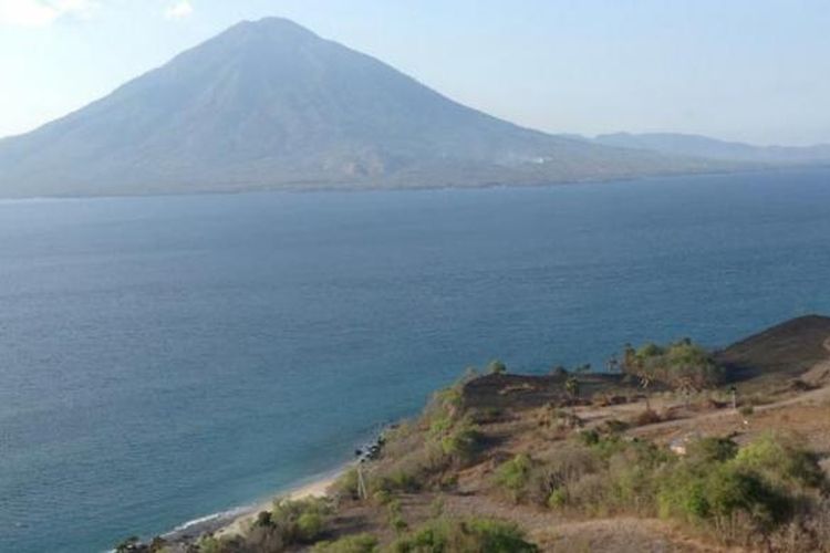 Memandang laut dari Bukit Doa Watomiten, di Desa Bour, Kabupaten Lembata, Nusa Tenggara Timur. 