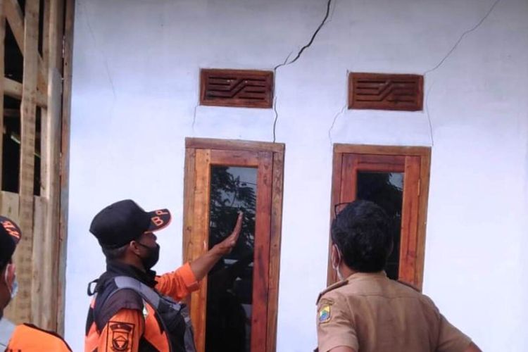 Sejumlah petugas memantau dampak pergerakan tanah di Desa Cidadap, Kecamatan Campaka, Canjur, Jawa Barat, yang menyebabkan rumah warga retak.