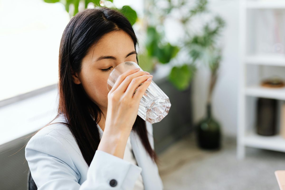 Ilustrasi minum air putih. Cek jumlah rata-rata kebutuhan air harian sesuai usia.
