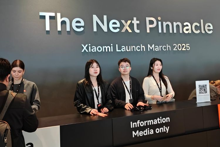 Saat tiba di venue acara peluncuran Xiaomi di MWC 2025, kami disambut oleh banner besar tertulis The Next Pinnacle.