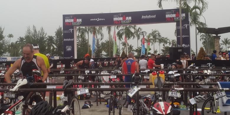 Atlet dari 51 negara mengikuti Ironman 70.3 Bintan, Minggu(28/8), di Bintan, Kepulauan Riau. Para peserta kelompok dewasa harus berenang di laut sejauh 1,9 km, bersepeda di jalan raya 90 km, dan marathon 21 km. Triatlon itu diikuti 1.000 triatlet dewasa dan 200 atlet anak-anak