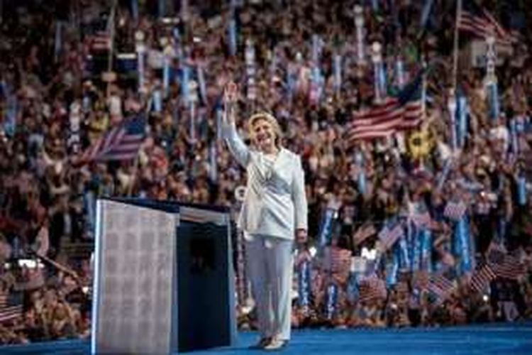 Hillary Clinton menyambut pendukungnya di Konvensi Nasional Partai Demokrat yang digelar di Philadelphia, Kamis (28/07)