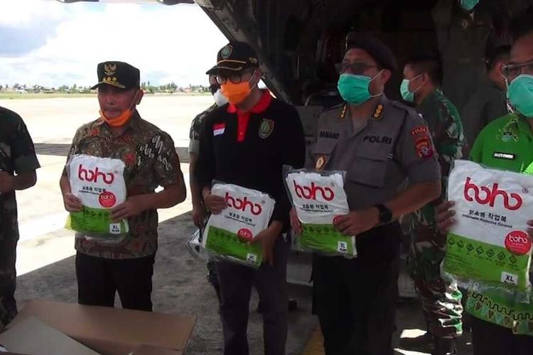 Pemprov Kalteng menerima 2.000 alat pelindung diri (APD) untuk tim medis dari Kementerian Kesehatan yang dibawa menggunakan Pesawat milik TNI AU di Bandara Cilik Riwut Palangkaraya, Kamis (26/3/2020). 